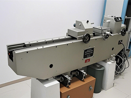 One - meter length measuring instrument