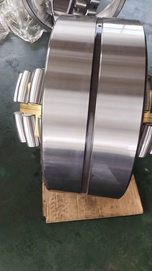 24192MB/W33C3 spherical roller bearing side view